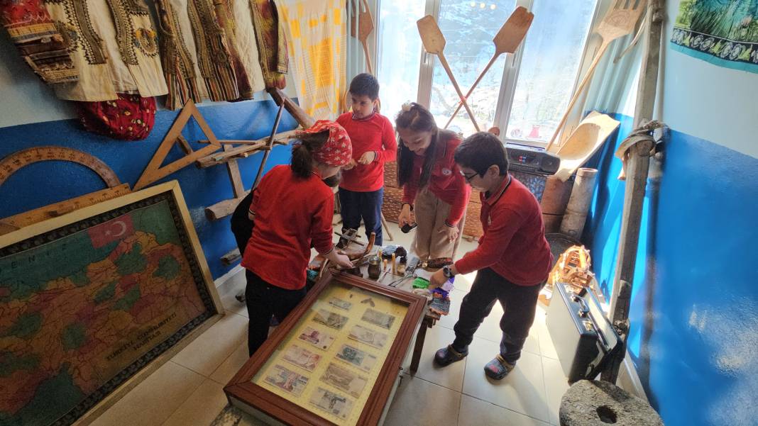 Köyün tek öğretmeni 25 yıllık tutkusunu müzeye çevirdi 11